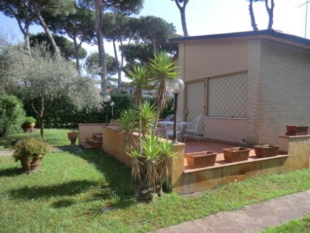 Lido di Camaiore a 300 mt dal mare bellissima villa di ampia metratura su più livelli composta da: ingresso ampia sala, cucina, 3 matrimoniali, 2 came