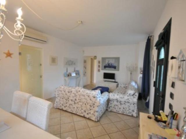 Lido di camaiore, a 800 mt dal mare, bella quadrifamiliare semindipendente su 2 livelli, composta da: piano terra: ingresso in ampia sala tinello, cuc