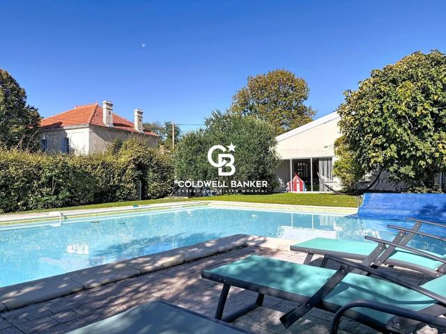 Lieu de caractère au calme avec vue Piscine et parc 170m² Mirambeau