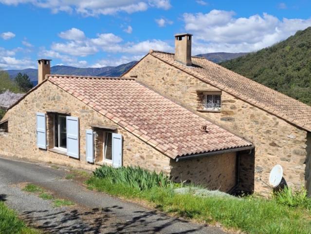 Lieu dit en pleine campagne a 7 minutes d'un petite village. 168m² Olargues