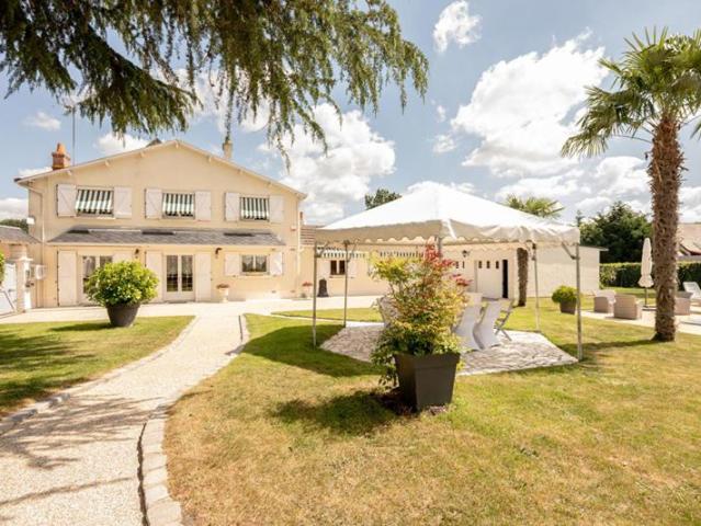 LIEUX UNIQUES ® PROPRIÉTÉS PRIVÉES PROPOSE MAISON DE 118 M² SUR UN TERRAIN DE 2661 M² PROXIMITÉ C0NTRES