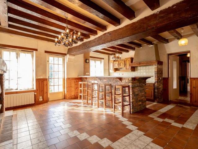 LIEUX UNIQUES ® PROPRIÉTÉS PRIVÉES PROPOSE ANCIEN COUVENT DE 173 M² SUR UN TERRAIN DE 1.600 M² AZÉ GARE TGV VENDÔME