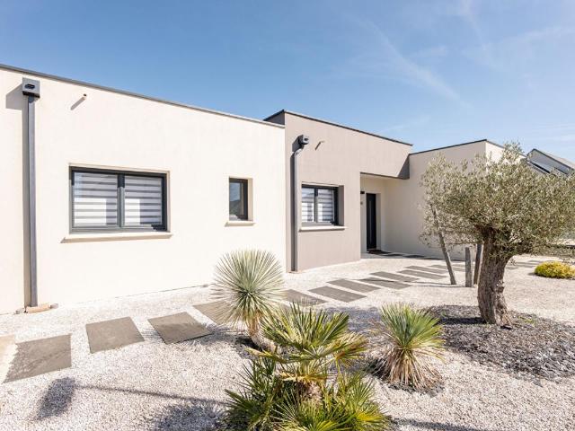 LIEUX UNIQUES ® x PROPRIÉTÉS PRIVÉES PROPOSE MAISON CONTEMPORAINE 112 M² SAINT GERVAIS LA FORÊT
