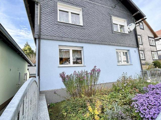 Liebevoll gestaltetes Wohnhaus mit Nebengebäude an der Itzquelle