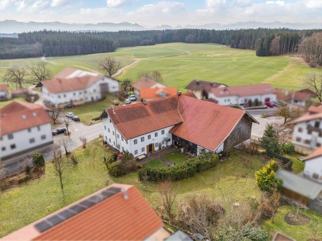 Liebhaber aufgepasst! Einzigartiges Bauernhaus mit viel Potential in toller Lage von Höslwang