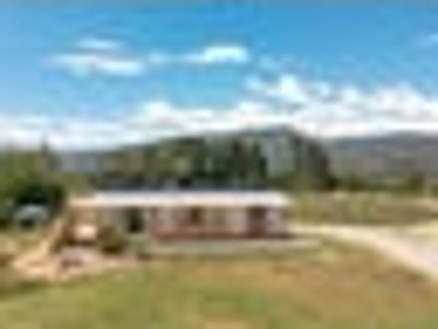 Lifestyle Opportunity on the Edge of Town!