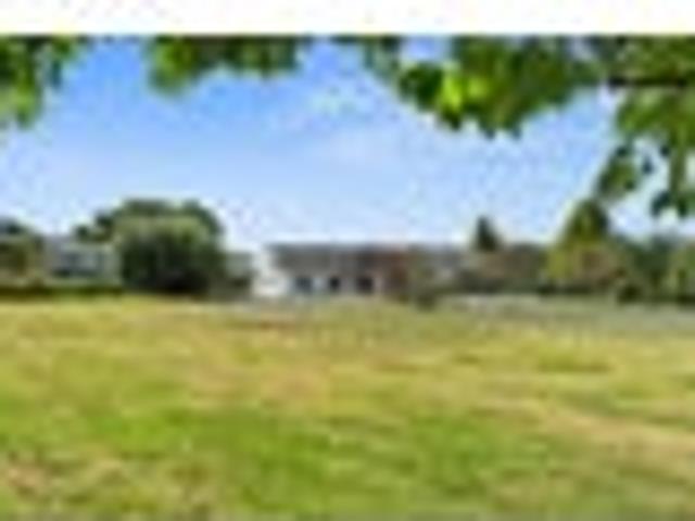 Lifestyle spacious home with land