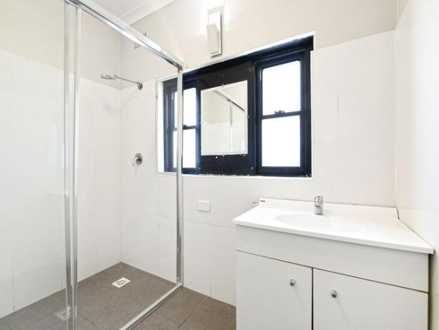 LIGHT BRIGHT & SPACIOUS 3 BEROOM UNIT IN CENTRAL LOCATION