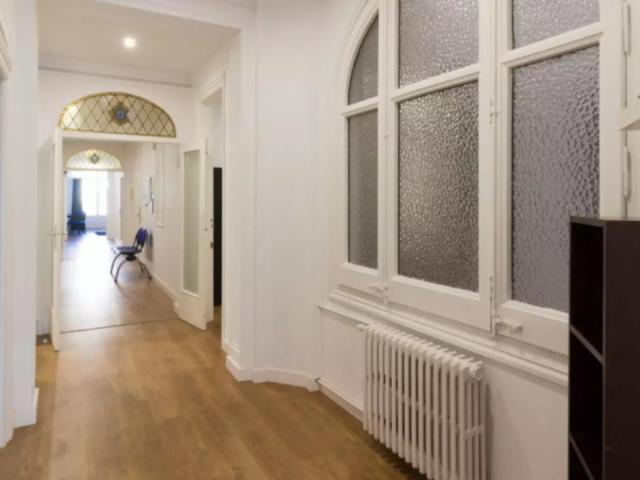 Light double bedroom in a student flat, in Sant Gervasi Galvany