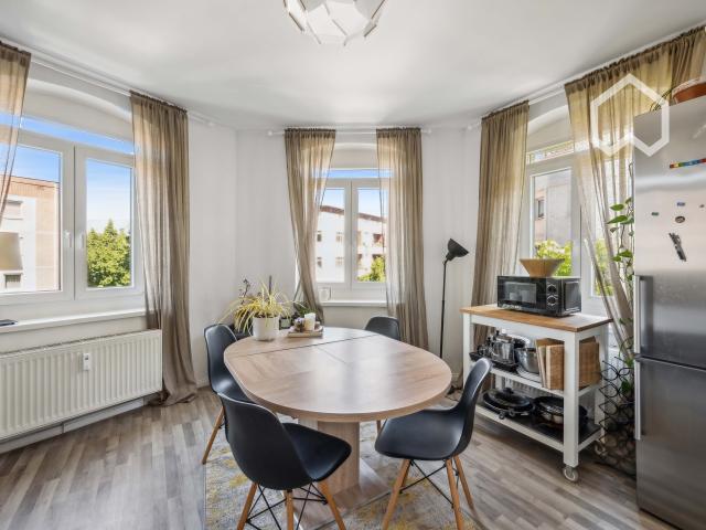 Light filled 3 room corner apartment in a charming stucco building in Friedrichshain