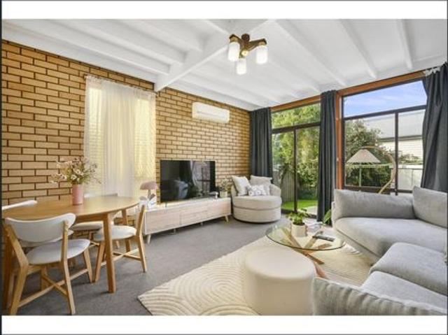 Light Filled Two Bedroom Townhouse in Lindisfarne