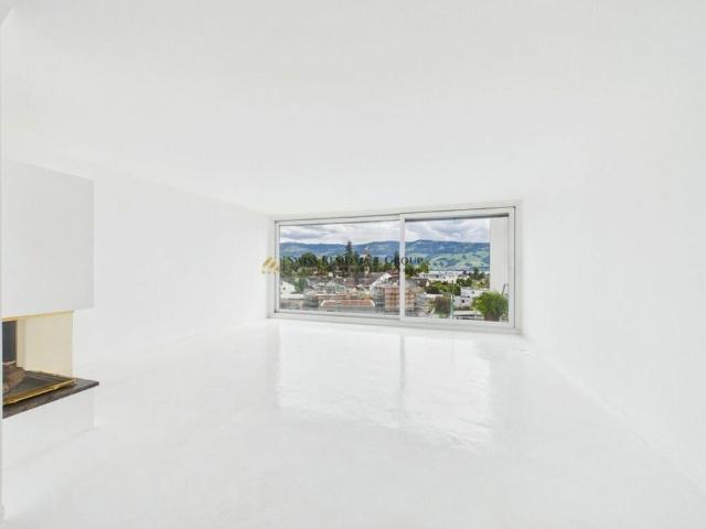 Light flooded terraced house with fantastic lake, castle and mountain views