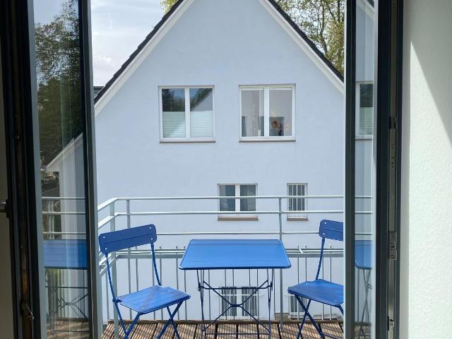 Light flooded 3 room top floor appartment with south facing balcony in the prestigious Marienburg villa district