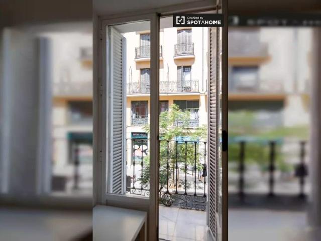 Light room with balcony in 7 bedroom apartment, Lavapiés