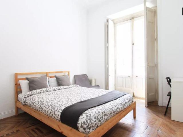 Light room with balcony in shared apartment, Gran Via