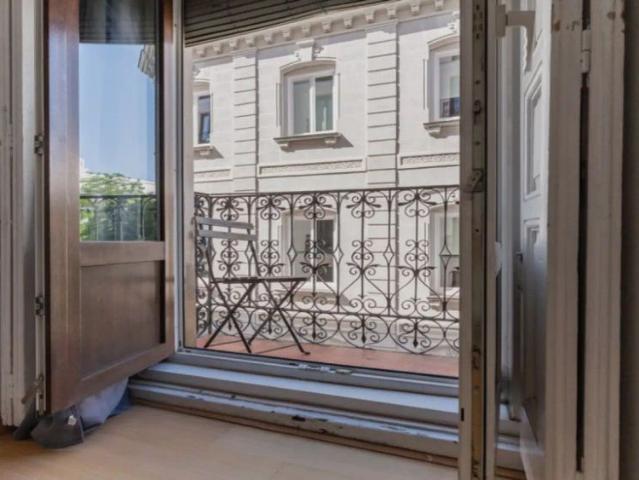 Light room with heating in 8 bedroom apartment, La Latina