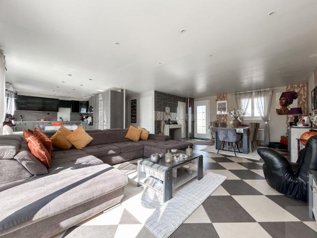 LIHONS MAISON DE PLAIN PIED 8 CHAMBRES COUR JARDIN TER