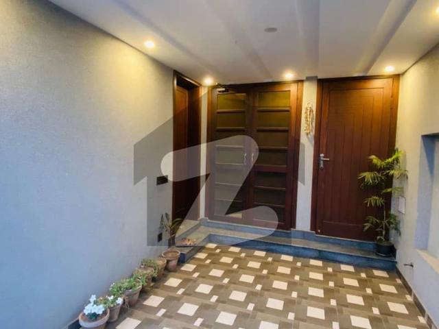 Like new 5 marla house for sale in bahria town lahore top location house