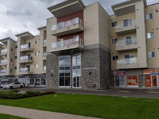 Like New 3 Bedroom, 2 Bath, Condo In The Maples!