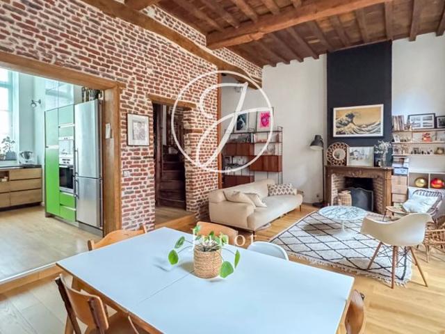 Lille – VIEUX LILLE Appartement de caractère à vendre – 4 pièces – 3 chambres 98,74m² – Cour privative – Cheminée – Cave