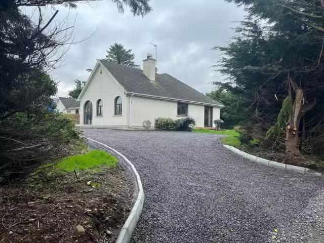 Lillys Bungalow, Ballinroher, Timoleague, Co. Cork is for rent