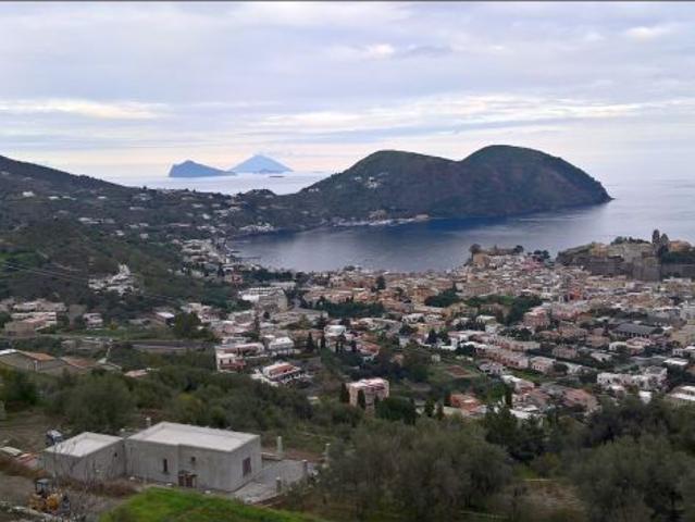 Lipari, Isole Eolie,vendesi splendida villa di mq. 180 su unico livello, a circa