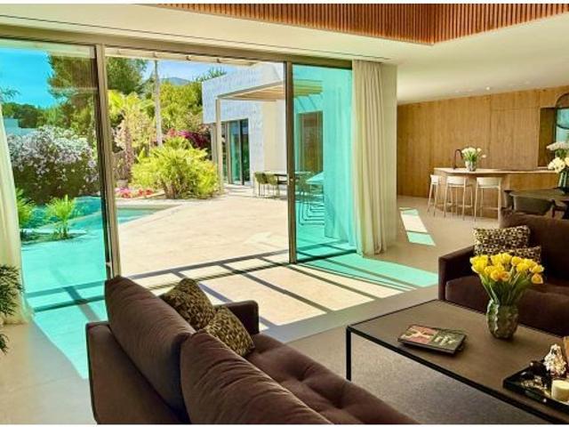 LISTA PARA ENTRAR A VIVIR Villa de lujo amueblada con orientación sur, amplio solárium y piscina e