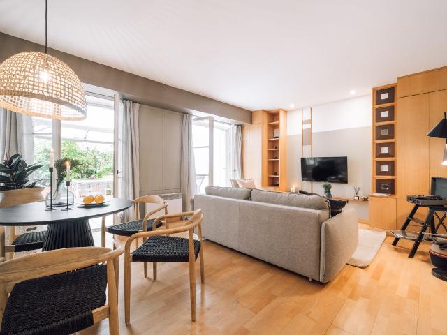Lisas 1 bedroom and terrace in the Louvre district, Paris Amsterdam Apartments for Rent
