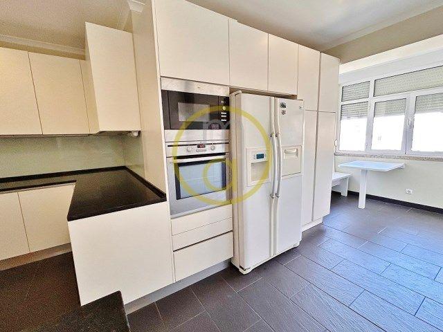 LISBON CENTER / METRO AREEIRO ap. T4 with livingroom 43m2