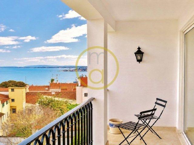 LISBON / ESTRELA apart. T2 living 75m2 terrace Tejo views