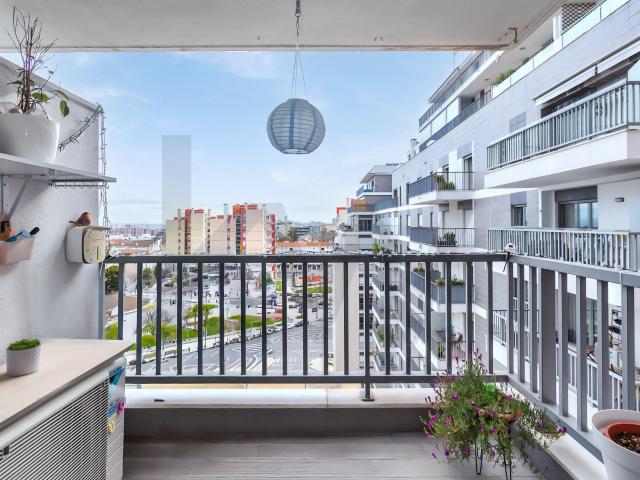 Lisboa, Olivais Sul Apartamento T2 com garagem e vista mar, para venda