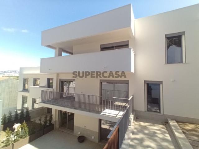 LISBOA / LUMIAR: CONDOMÍNIO DO PAÇO: 3 assoalhadas, garagem, terraço e jardim privativo