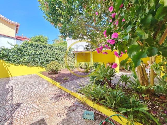 LISBOA na zona RESTELO / ALGÉS moradia V4 com jardim 100m2