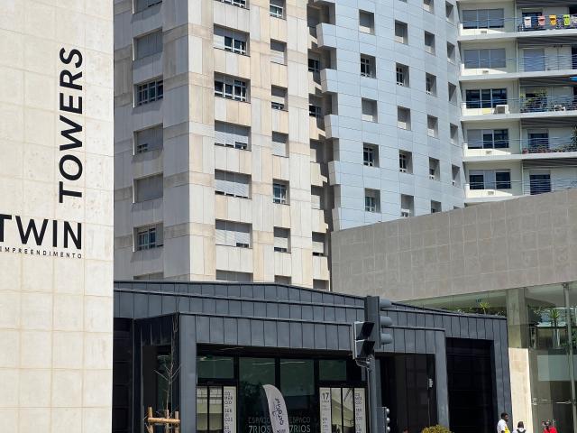 Lisboa TWIN TOWERS apartamento T3, com 1 estacionamento. Portaria e Segurança 24 Horas