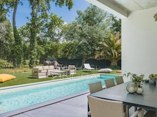 LISIÈRE DU GOLF D'ARCACHON VILLA CONTEMPORAINE AVEC PISCINE