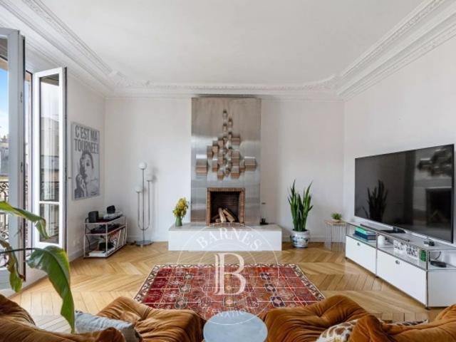 Lisière 10ème/19ème Appartement familial et sa chambre de service Etage élevé Balcon