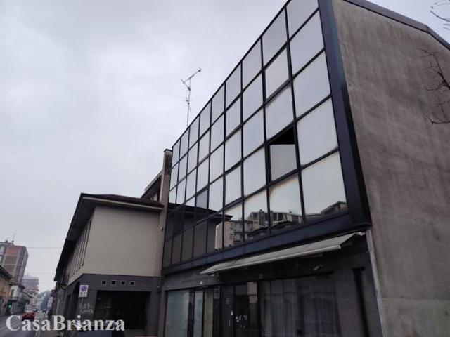 Lissone, bilocale parzialmente arredato, posto auto interno