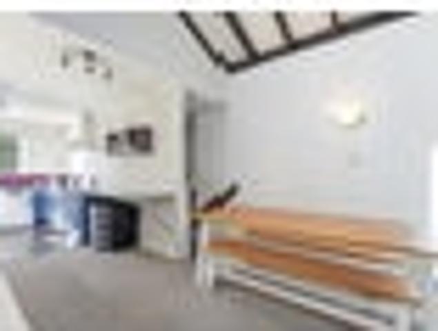 Live or invest in a prime Springvale location