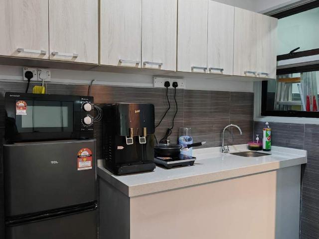 Live at Admiral Residences! Pool, Gym & More — Rooms for Rent ️