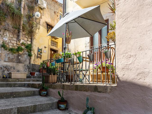 Live and Work in center Ragusa Ibla, Sicily, Italy