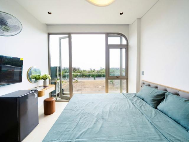 LIVE BY THE BEACH | SEA VIEW STUDIO
