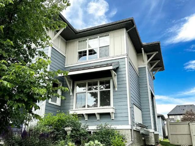Live by the Lake – 4 Bed Home in Mahogany