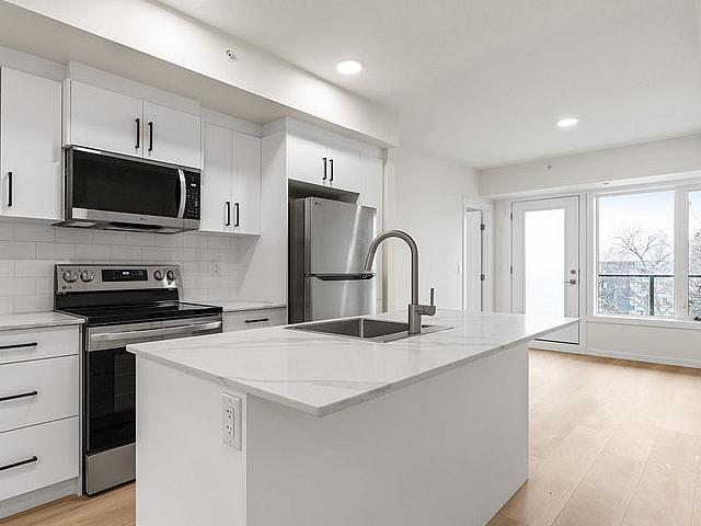 Live Downtown! Modern 2 Bed 2 Bath With A/c Balcony + Ensuite