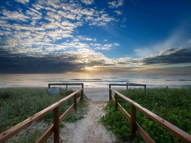 PRIVATE DESIGNER RESIDENCE FULLY FURNISHED SHORT STAY IN NOBBY BEACH