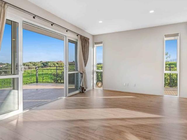 Live the Coastal Lifestyle – Stylish Gulf Harbour Family Home for Rent