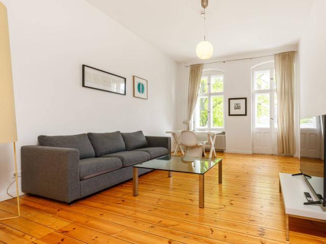 Live & Unwind Großzügige Altbauwohnung mit Balkon zwischen buntem Kiezleben und ruhiger Naturlage