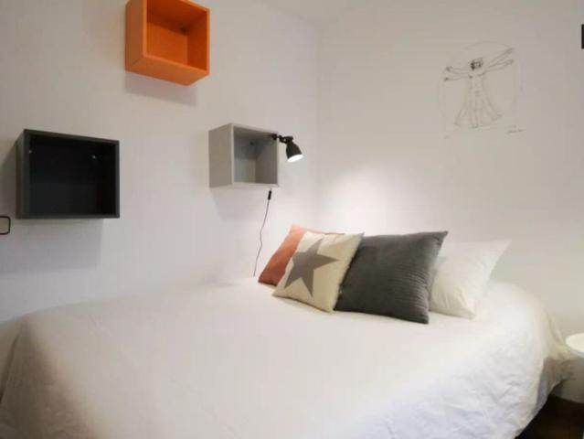 Lively room in 4 bedroom apartment in Poblenou