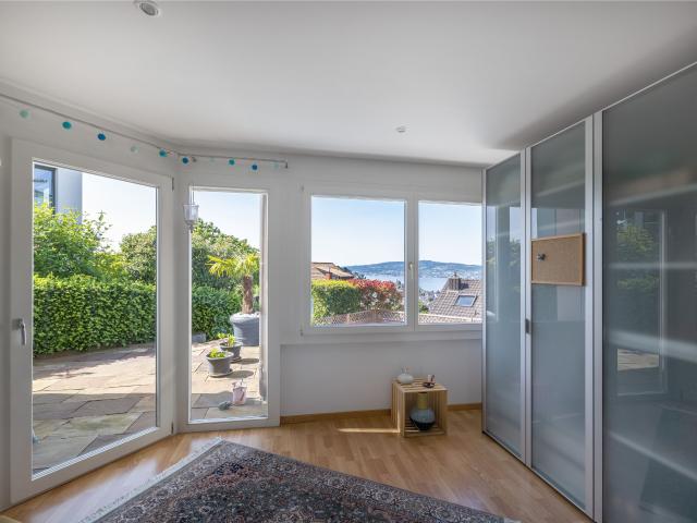 Living bijou with a stunning lake view | dreamo. Ch
