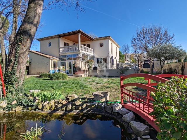 LIVRON SUR DROME: MAISON D'ARCHITECTE 7 PIÈCES PISCINE INTÉRIEURE