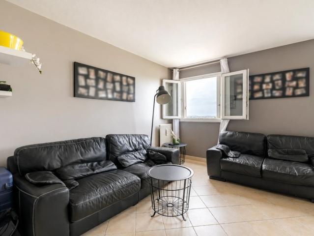 LIVRY GARGAN appartement T4 6 85 M2 cave et place de parking